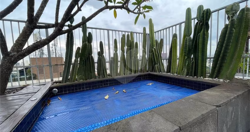 Cobertura tríplex com 285 m², 2 suítes, 3 vagas na Rua Fidalga, Vila Madalena-SP