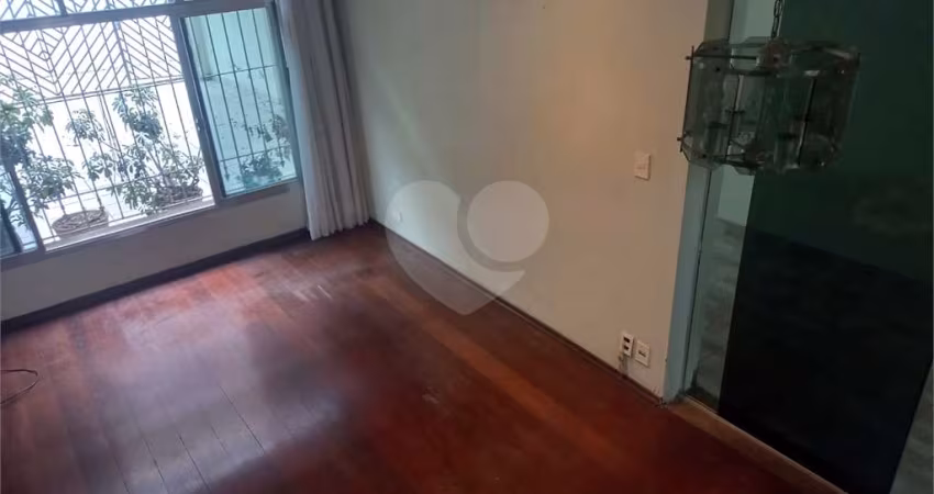 Sobrado no Condomínio Residencial Santa Terezinha com 3 quartos 1 suíte  2 vagas e amplo quintal !!