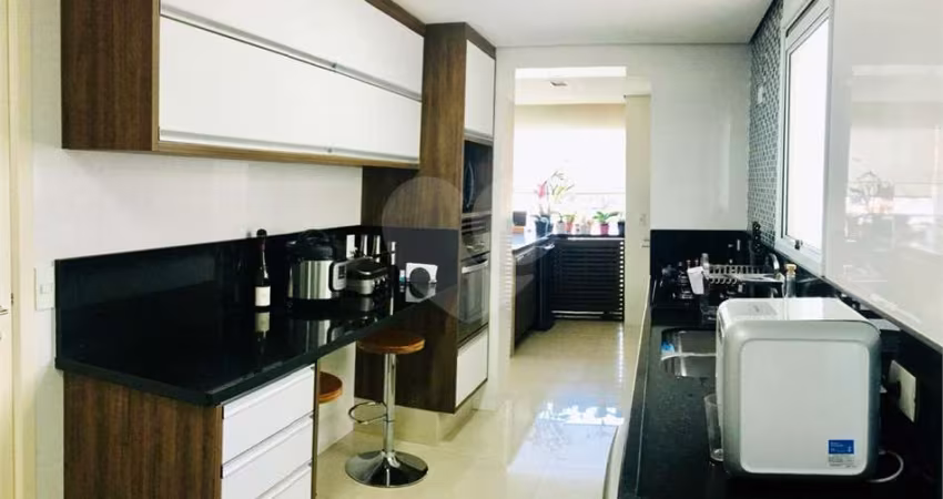 Excelente apartamento 3 dormitórios sendo 3 suítes , 3 vagas de garagem . Agende sua visita !