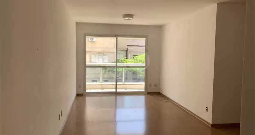 Apartamento com 113m², 3 quartos sendo 1 suíte, Varanda, 3 vagas demarcadas na garagem