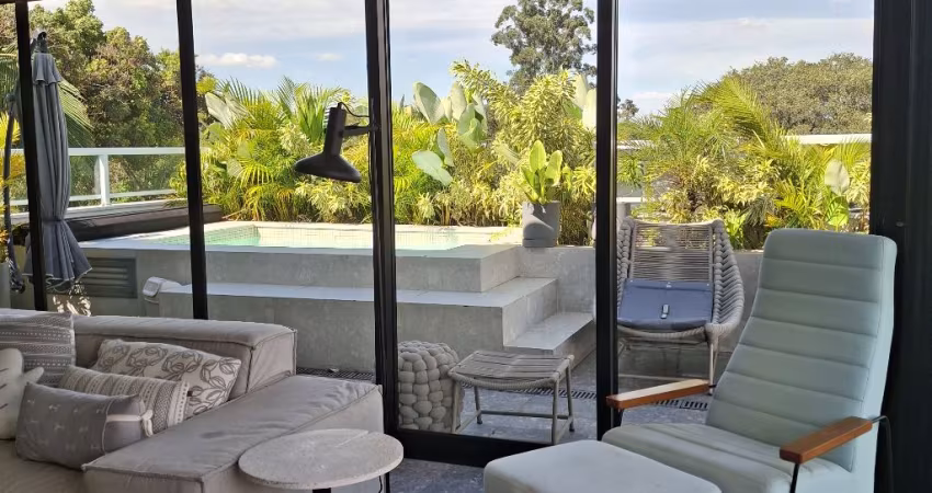 Cobertura Duplex Reformada com 240m2, 3 quartos, 1 suíte,