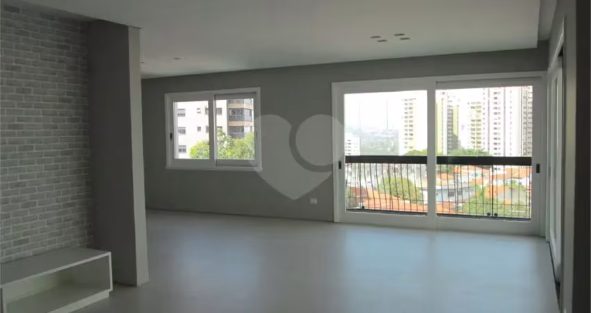Apartamento 250m com 4 suítes recém-reformado para locação no alto da lapa