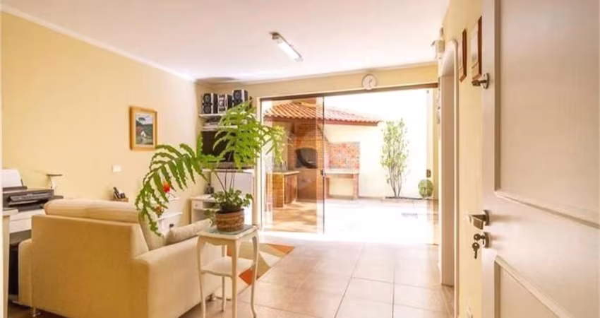 Sobrado com 356 m² com 4 suítes e 5 vagas de garagem, com amplo quintal