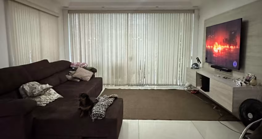 Sobrado 300m² com 3 Suítes, Piscina e Espaço Gourmet – 5 Vagas