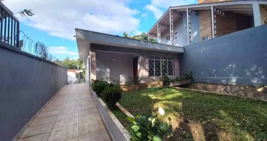 Casa térrea com 3 dormitórios, quintal, salão de festas e 4 vagas !