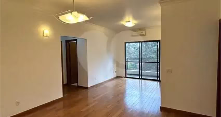 Apartamento com vista para o campo de marte. andar alto e ensolarado