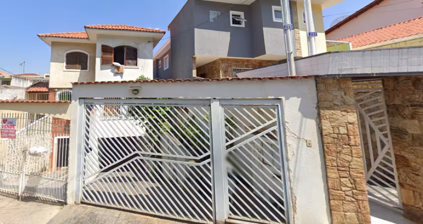 Cômodos amplos, com 3 dormitórios, sendo uma suíte, sala e cozinha ampla, 5 vagas de garagem. TUCURUVI