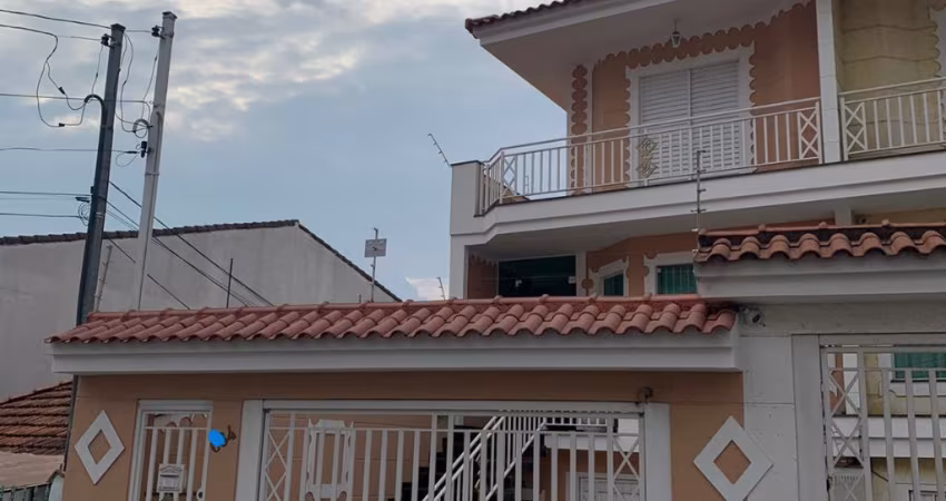 Vende-se maravilhoso sobrado com 3 suítes e 4 vagas, 228 m