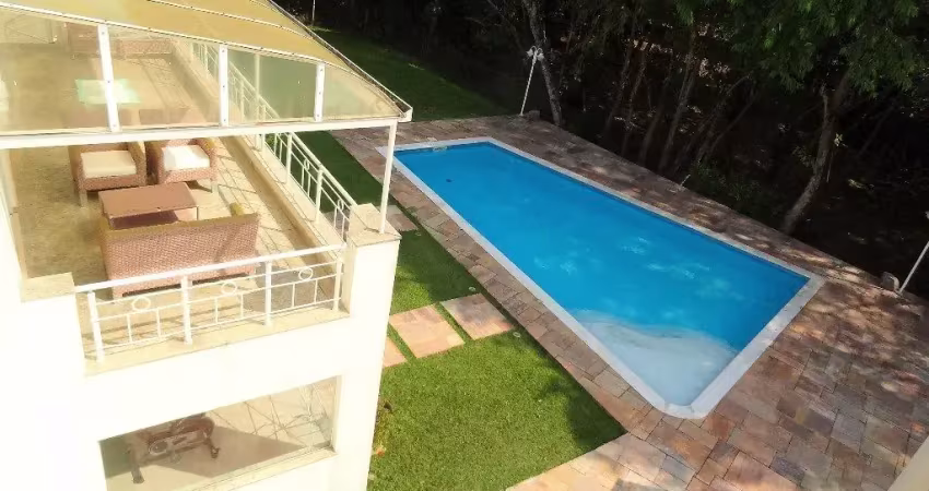 Casa condominio fechado no Horto com quintal grande e piscina