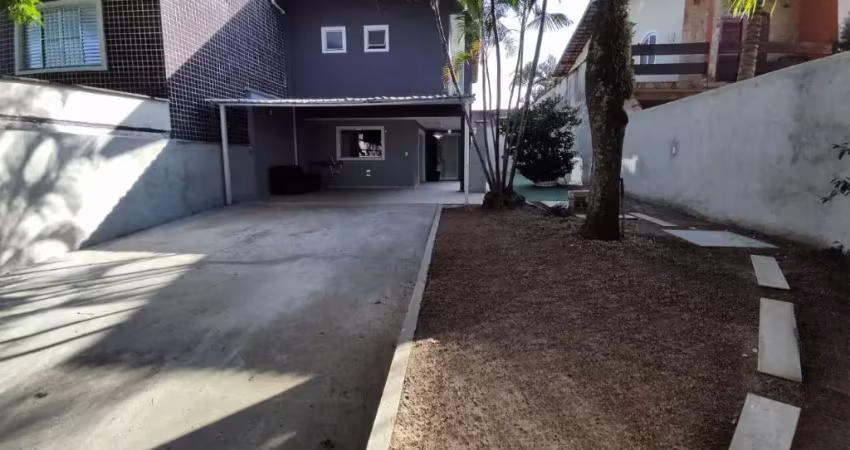 Sobrado á venda px. Vila Rosalia, 3 suítes, 6 vagas, quintal, em fase de pintura, paredes externas em Grafiato