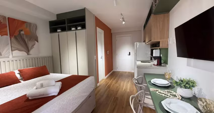 Studio novo decorado e mobiliado, fica tudo, porteira fechada, pertinho do metrô