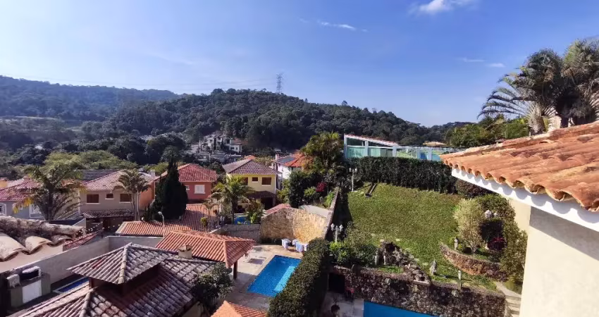 3 suítes, com piscina privativa em condomínio fechado no horto florestal