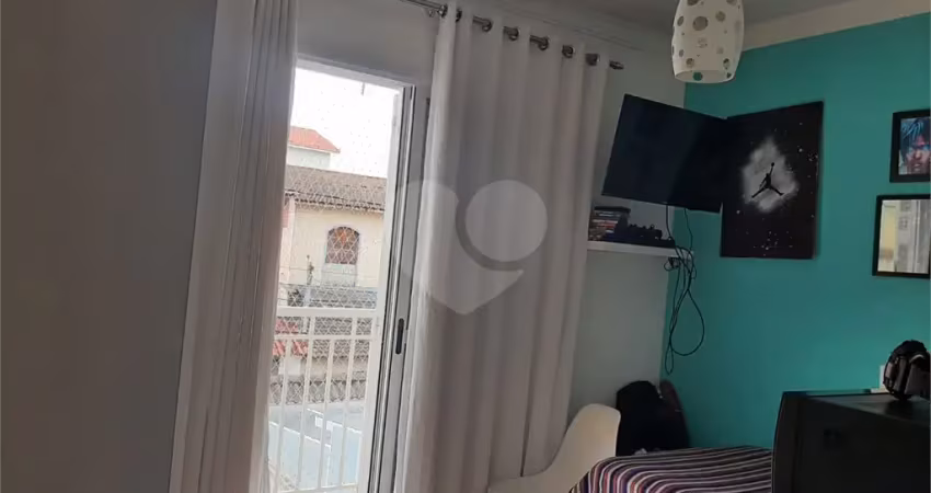 Sobrado com 112m2, 3 quartos, sendo 2 suítes, sala, cozinha, 3 banheiros e 2 vagas de garagem