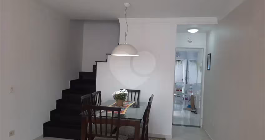 Sobrado com 112m2, 3 quartos, sendo 2 suítes, sala, cozinha, 3 banheiros e 2 vagas de garagem