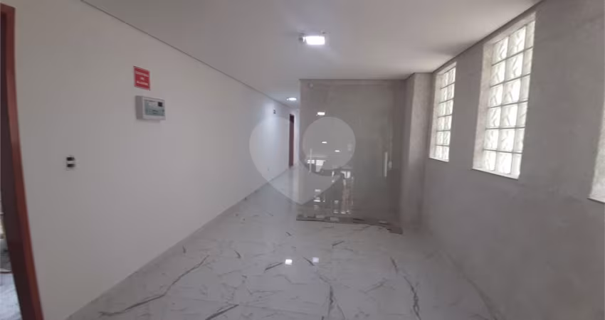 Apartamento com 2 quartos, sendo 1 suíte, sala, cozinha, banheiro, área de serviço e 1 vaga de garagem.