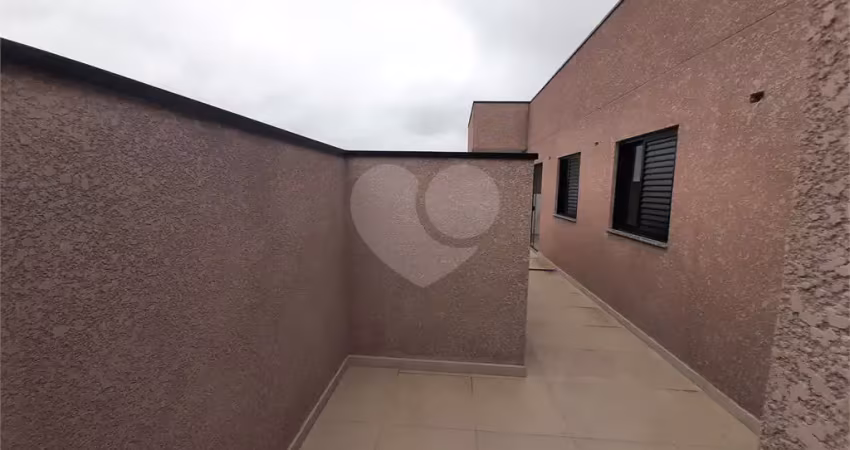 Apartamento cobertura com 66m2, 3 quartos, quintal e 1 vaga de garagem.