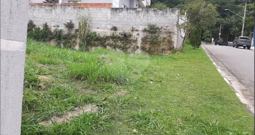 Terreno plano em condomínio, sem árvores e pedras e com 897 metros quadrados de área