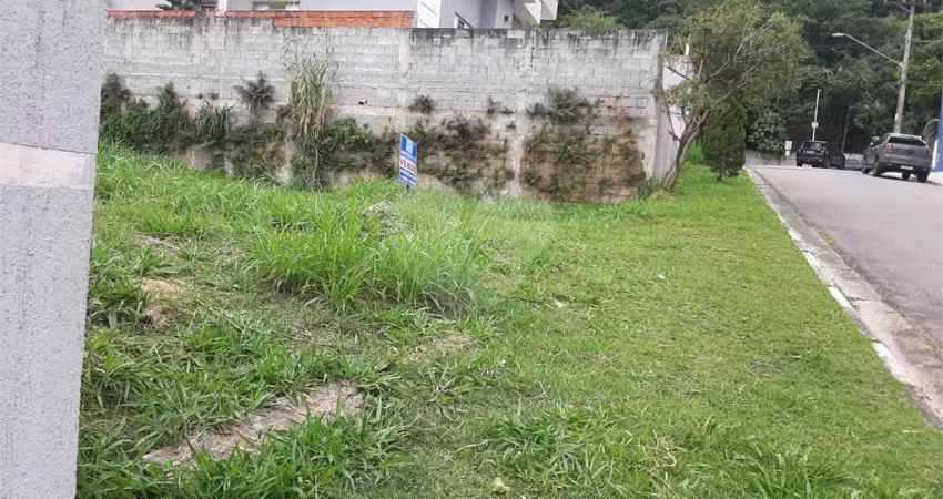 Terreno plano em condomínio, sem árvores e pedras e com 897 metros quadrados de área