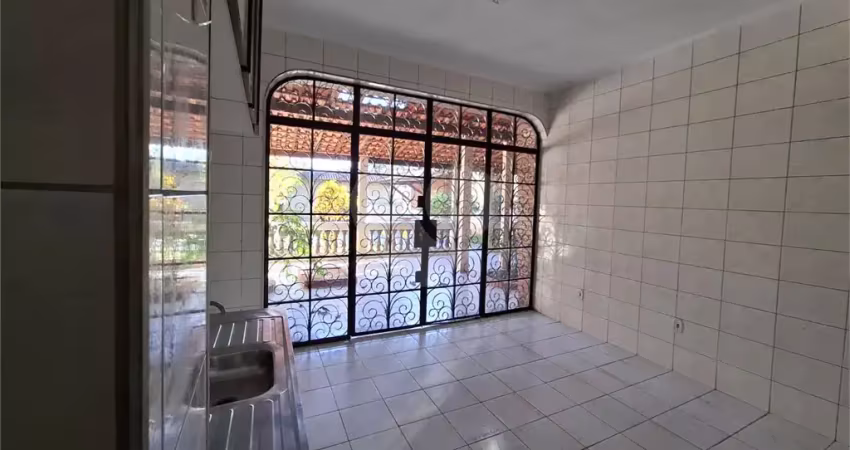 Sobrado venda guarujá com 300m2, 3 quartos, 3 suítes, 2 salas, cozinha, lavabo, quintal gourmet, e pelo menos 7 vagas de garagem