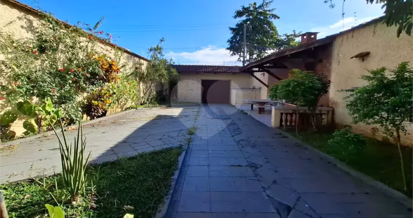 Sobrado venda guarujá com 300m2, 3 quartos, 3 suítes, 2 salas, cozinha, lavabo, quintal gourmet, e pelo menos 7 vagas de garagem