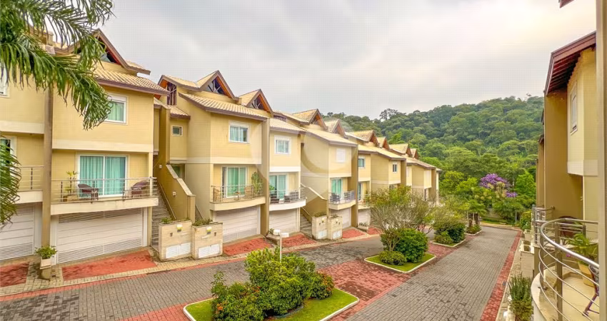 Linda Casa em Condomínio com 335 m2 no Tremembé