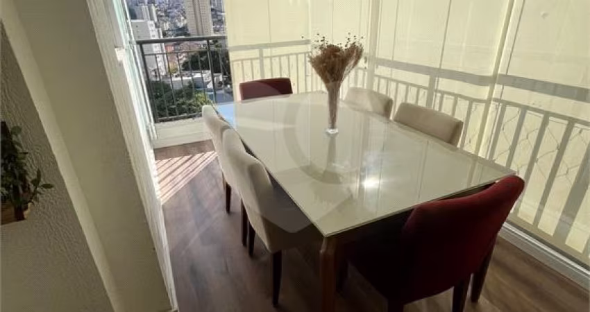 Apartamento com dois quartos e armários planejados.