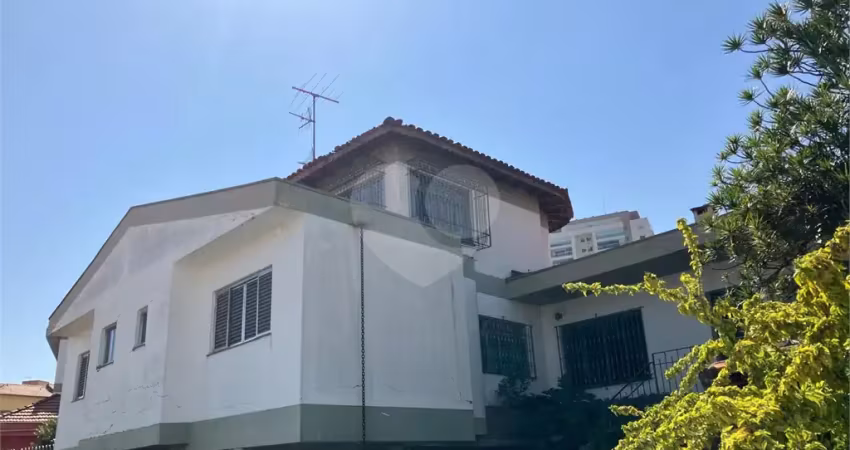 Linda casa com muito verde contendo :5dorm/6banheiros/paisagismo predominante em toda casa/piscina  onde