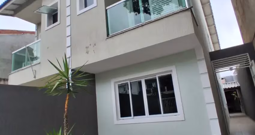 Sobrado impecável com 3 dormitórios e espaço gourmet no jardim adriana