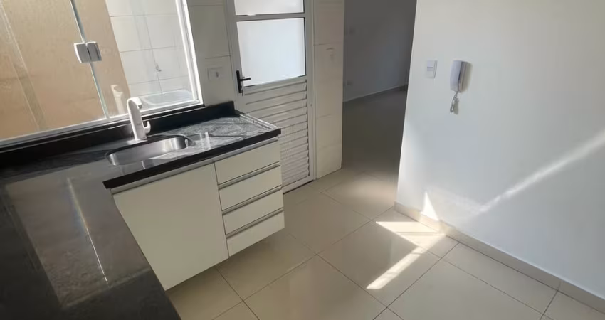 Sobrado em condomínio fechado, 500 metros da Braz Leme, 2 suítes e 1 vaga