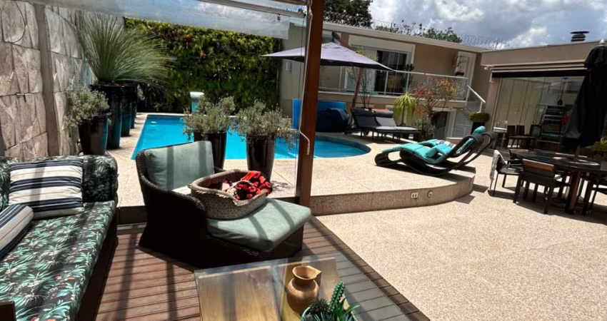 Casa alto padrão, 700 metros, 4 suíte e 5 vagas no Horto Florestal