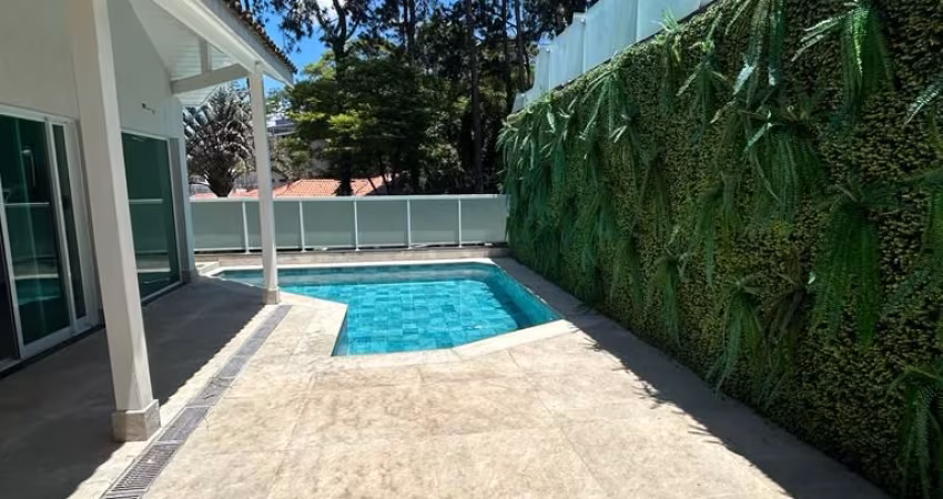 Casa em condomínio fechado de alto padrão, 4 suítes e 4 vagas, piscina e churrasqueira privativa