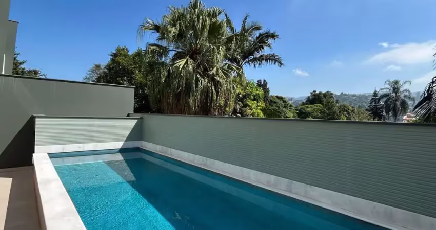 Casa nova em condomínio fechado, 4 suítes, 4 vagas e piscina privativa e churrasqueira, terraço.