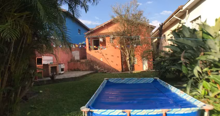 Vende-se: Casa Térrea, 2 quartos, quintal grande, no Horto Florestal!