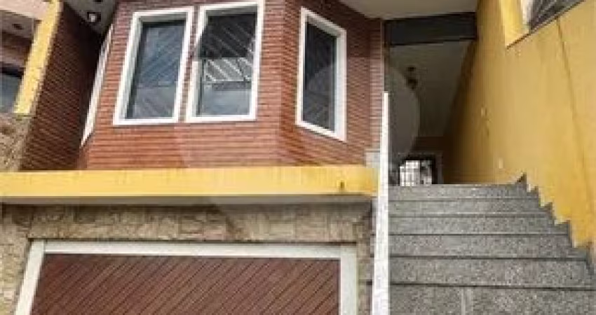 Sobrado a venda com 3 dormitórios (1 suíte) e 6 vagas