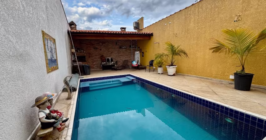 Sobrado à venda no Tremembé com 3 suítes, piscina e 4 vagas
