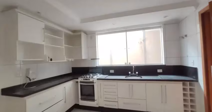 Sobrado recém-reformado com 3 dormitórios (1 suíte),  área gourmet e 2 vagas.