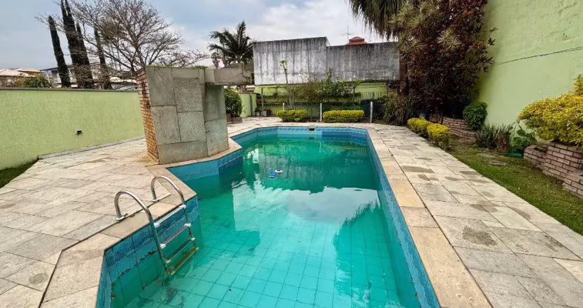 Sobrado à venda com 4 suítes, piscina, área gourmet e 5 vagas