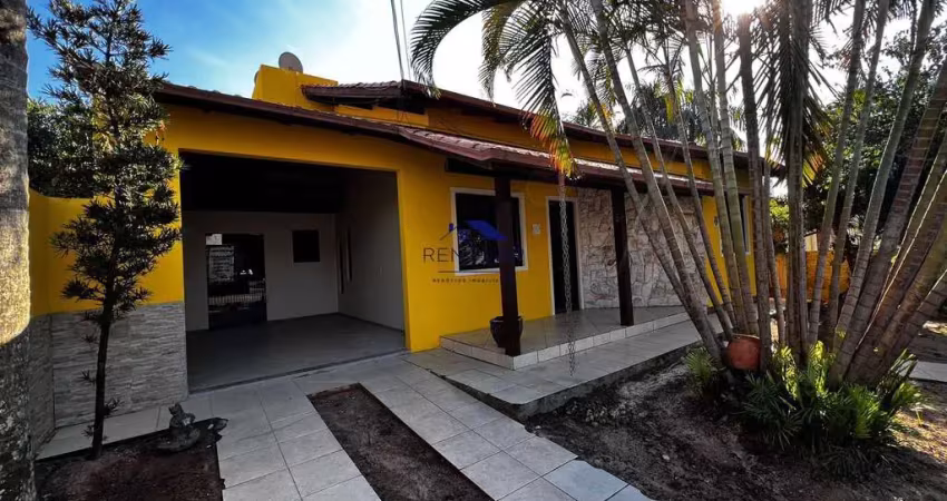 Linda Casa com 03 Dormitórios, Mezanino e Piscina – São José/SC