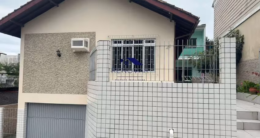 Casa com 3 Dormitórios + Sobrado e Kitnet – Trindade, Florianópolis/SC