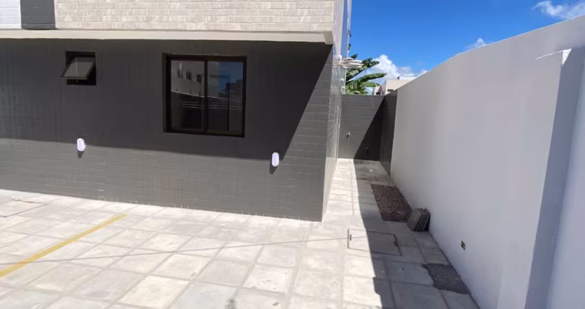 EXCELENTE APARTAMENTO TÉRREO, POSSUINDO UMA ÁREA PRIVATIVA ÓTIMA, RUA CALÇADA