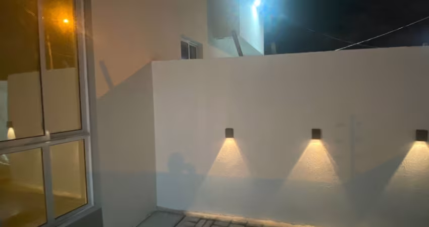 BELÍSSIMA CASA COM ACABAMENTO DIFERENCIADO, LOCALIZAÇÃO EXCELENTE.