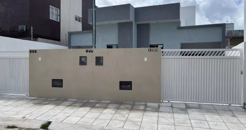 EXCELENTE CASA, COM ACABAMENTO DIFERENCIADO, ÓTIMA LOCALIZAÇÃO.