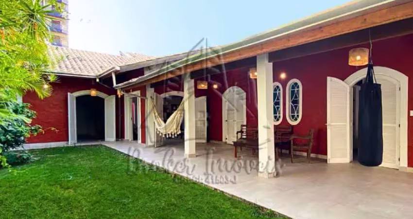 Lindíssima casa estilo colonial na martim de sá, à 50 metros do mar, com muito potencial para pousada!