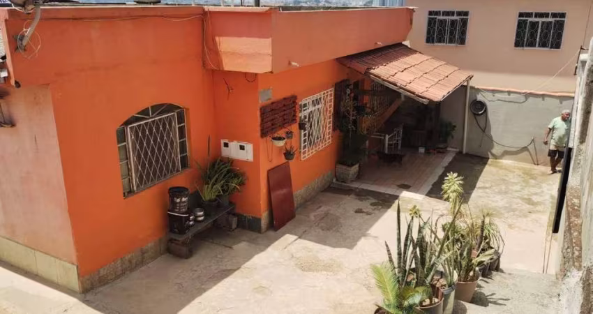 Classe A Imóveis apresenta: Casa ampla e bem localizada no bairro Califórnia