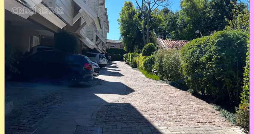 Alto Padrão, Luxo e sofisticação nesta Casa de 4 D, sendo 3 Suítes (1 Master), Mobiliada em Condomínio na Tristeza