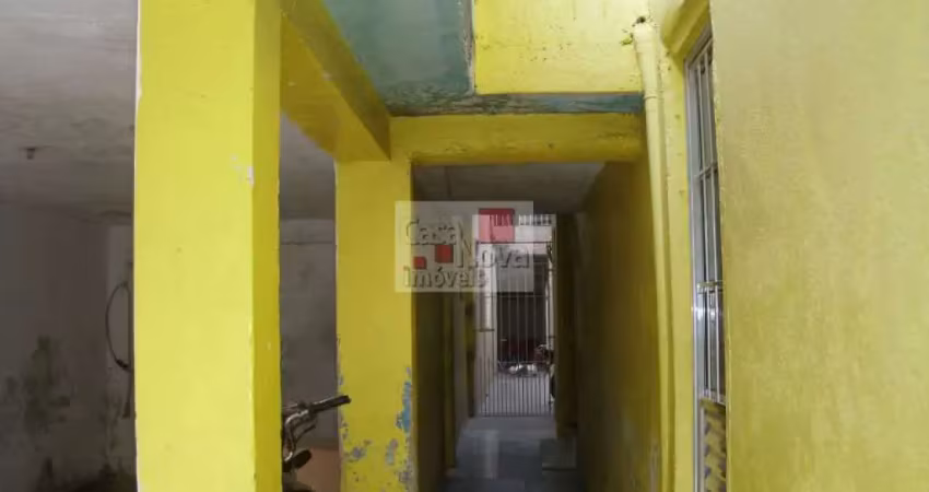 Sobrado que se localiza próximo a padaria e ponto de ônibus.