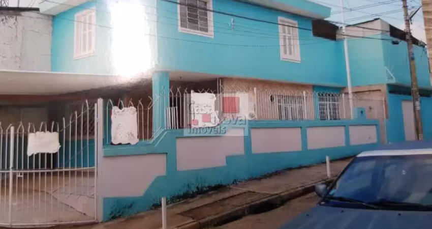 Amplo sobrado em rua tranquila,próximo a avenidas,escola e comercio.