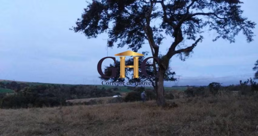 VENDO SÍTIO COM LINDAS CACHOEIRAS - PRÓXIMO A SALTO DE PIRAPORA/SP. Área aproximada: 60.000 m² (2,05 ha) - Sítio RICO EM ÁGUA.