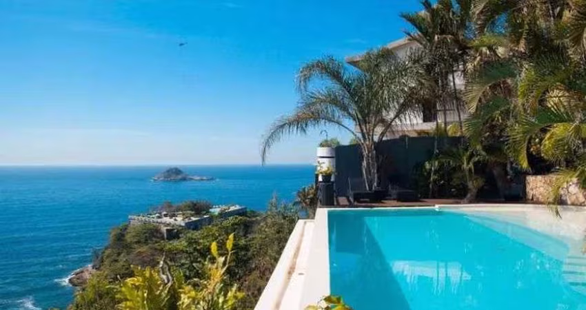 Casa em Condomínio - Triplex / Residencial / Joá