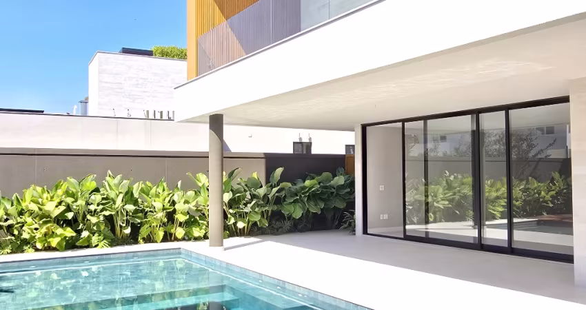 Exclusiva Casa Triplex com 5 Suítes à Venda